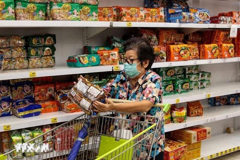 A consumer shops at a supermarket in Bangkok, Thailand. (Photo: AFP/VNA)