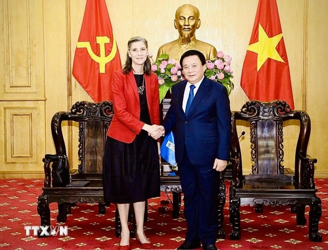 Prof. Dr. Nguyen Xuan Thang (right), Politburo member, Director of the Ho Chi Minh National Academy of Politics, and Chairman of the Central Theoretical Council, receives Resident Representative of the UN Development Programme (UNDP) in Vietnam Ramla Khalidi in Hanoi on October 17. (Photo: VNA)