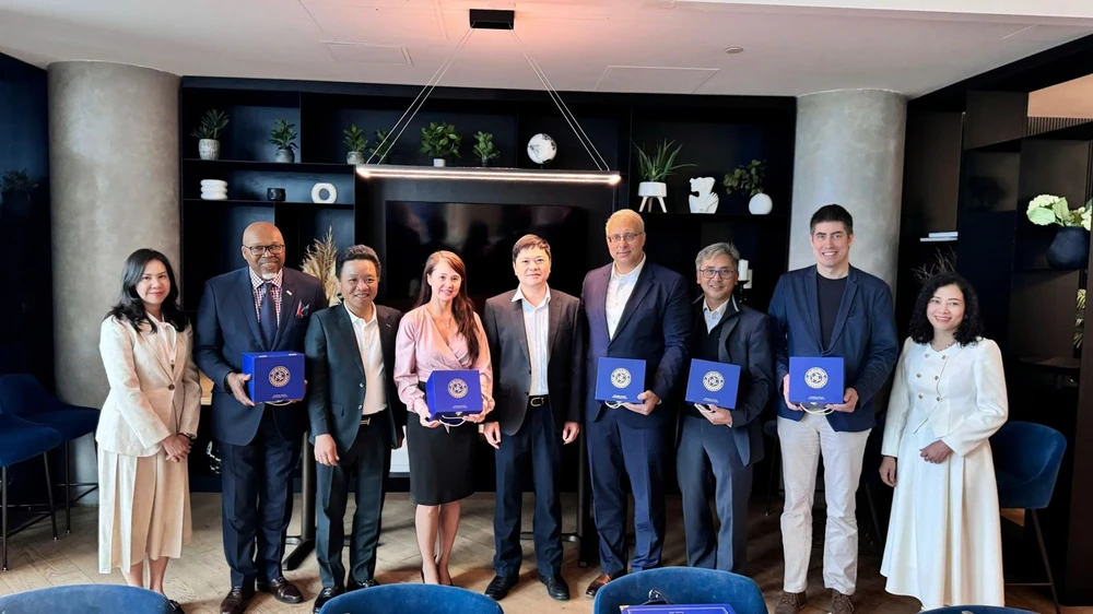 Representatives of the Hai Phong People’s Committee and the Canadian - ASEAN Business Council pose for a photo after singing a letter of intent. (Photo: VNA)