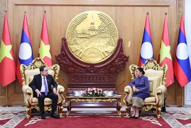 NA Chaiman Tran Thanh Man (left) meets with Lao Vice President Pany Yathotou in Vientiane on October 17. (Photo: VNA)