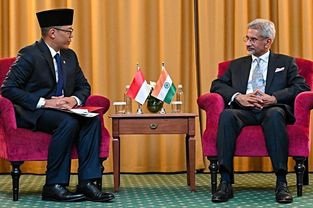 Indonesian Foreign Minister Sugiono and his Indian counterpart S. Jaishankar meet on the sidelines of the BRICS Summit in Kazan, Russia, on October 24. (Photo: ANI/VNA)