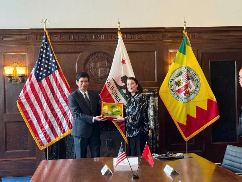 Deputy Minister of Culture, Sports and Tourism Ho An Phong presents a gift to Los Angeles Deputy Mayor of International Affairs Erin Bromaghim. (Photo: MCST)