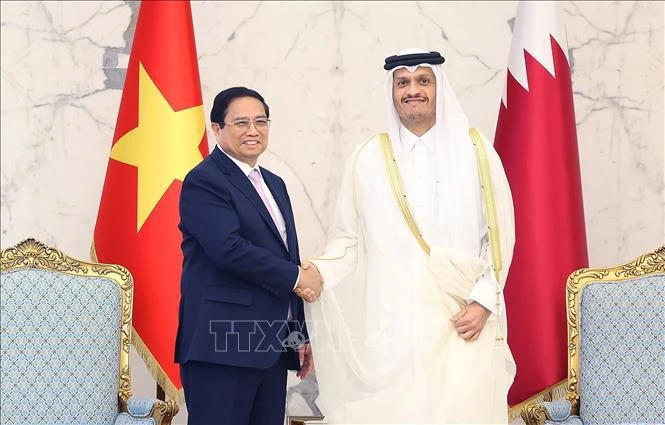 Vietnamese Prime Minister Pham Minh Chinh (left) and his Qatari counterpart Sheikh Mohammed bin Abdulrahman Al Thani at their talks in Doha on October 31. (Photo: VNA)