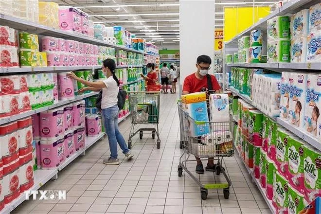 Consumers shop at a supermarket in Bangkok, Thailand. (Photo: AFP/VNA)