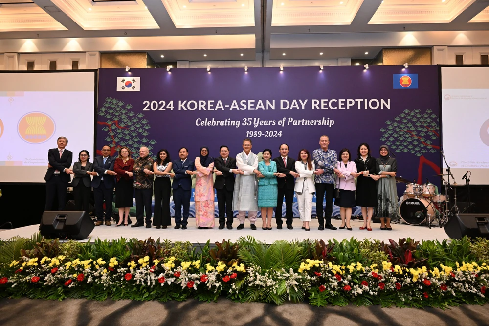 Participants pose for a group photo at the ceremony held in Jakarta on November 1. (Photo: asean.org)