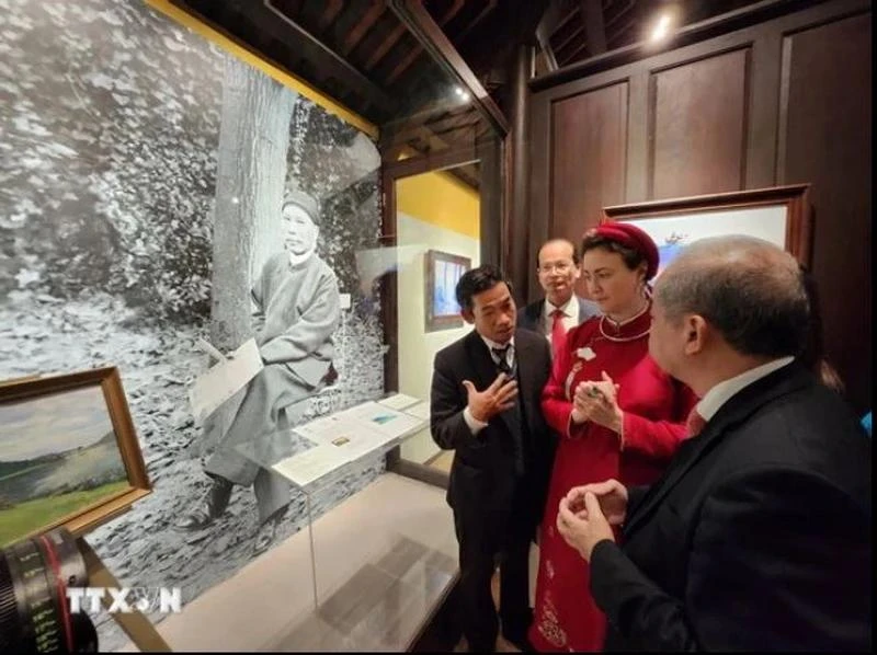 Amandine Dabat (in red), a fifth-generation descendant of King Ham Nghi, and officials of Thua Thien-Hue province visit an exhibition on the king. (Photo: VNA)