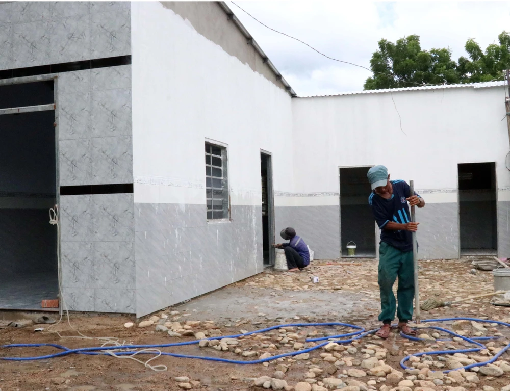 Workers build a house for a poor family in Gia hamlet of Phuoc Ha commune, Thuan Nam district, Ninh Thuan province. (Photo: VNA) 