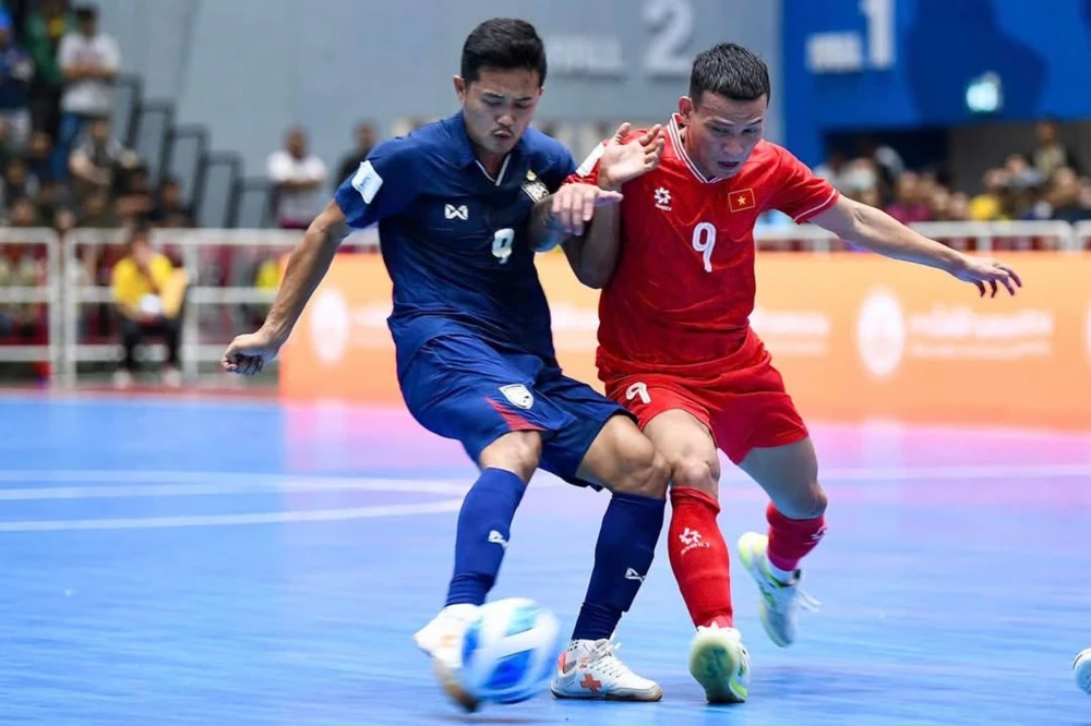 Vietnam (red) win 3 - 2 over Thailand in the last match of Group A at the ASEAN Futsal Championship 2024. (Photo: Vietnam Football Federation)