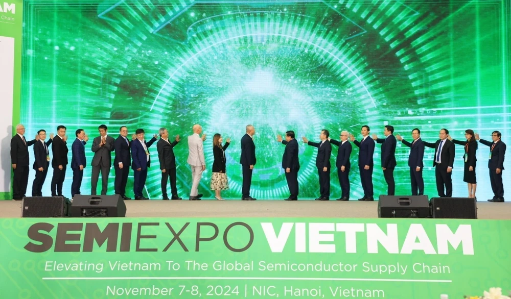 Participants in a ceremony announcing the cooperation among the National Innovation Centre, the Semiconductor Industry Association, and partners to develop the semiconductor industry in Vietnam. (Photo: VNA)