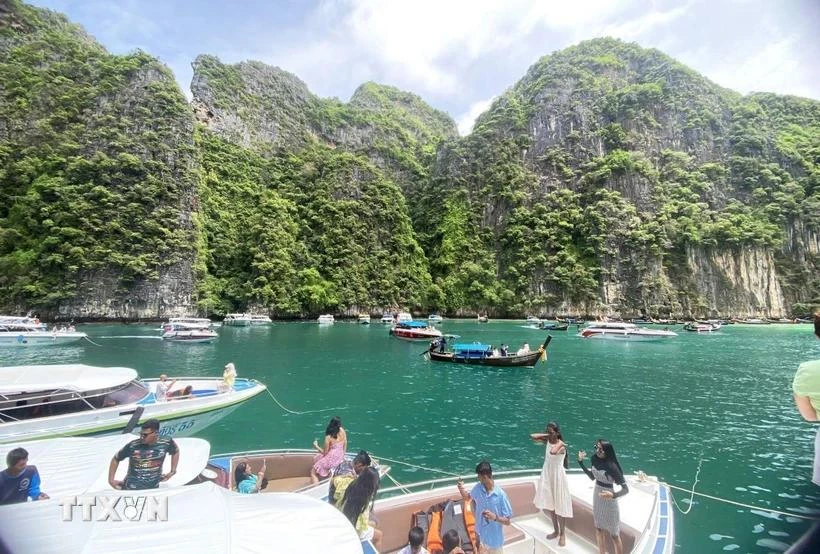 Tourists in Maya Bay of Thailand (Source: VNA)