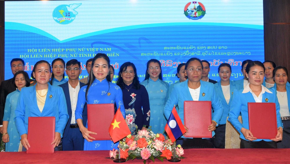 Representatives of the women's unions of Dien Bien province and the three Lao provinces sign an MoU for 2024 - 2026. (Photo: VNA)