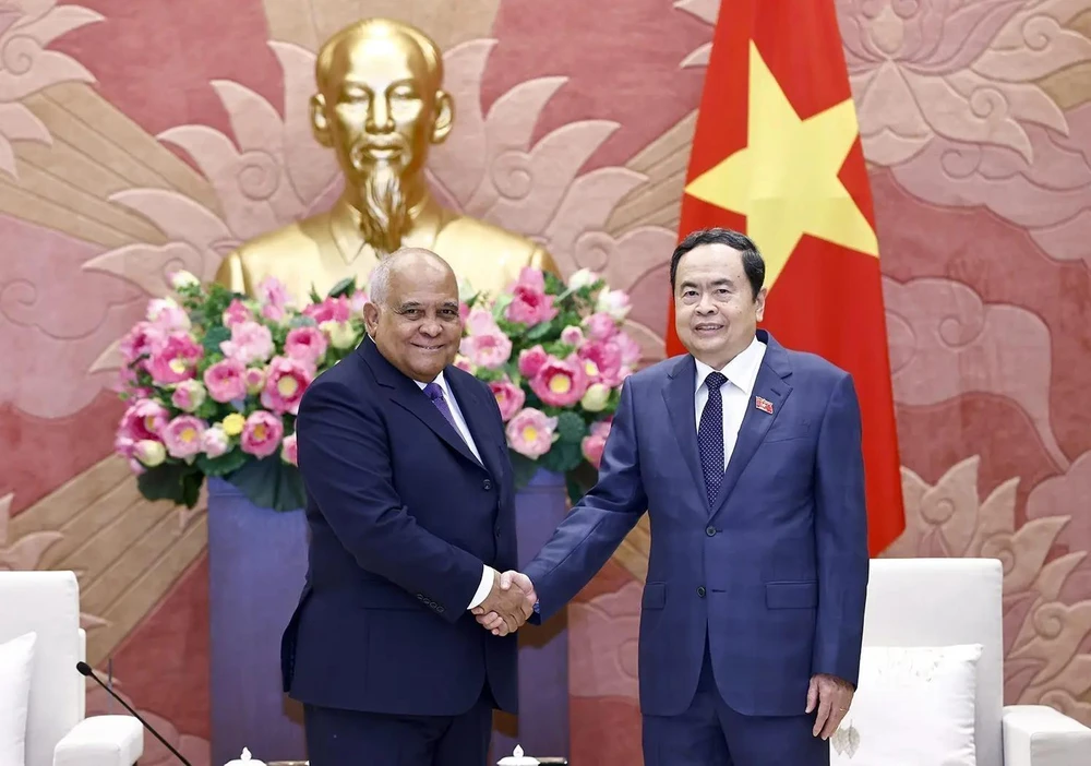 NA Chairman Tran Thanh Man (right) receives outgoing Cuban Ambassador to Vietnam Orlando Nicolas Hernandez Guillen in Hanoi on November 13. (Photo: VNA)