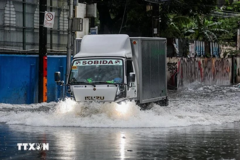 A road in Quezon province, the Philippines, is flooded following a storm in October 2024. (Photo: Xinhua/VNA)