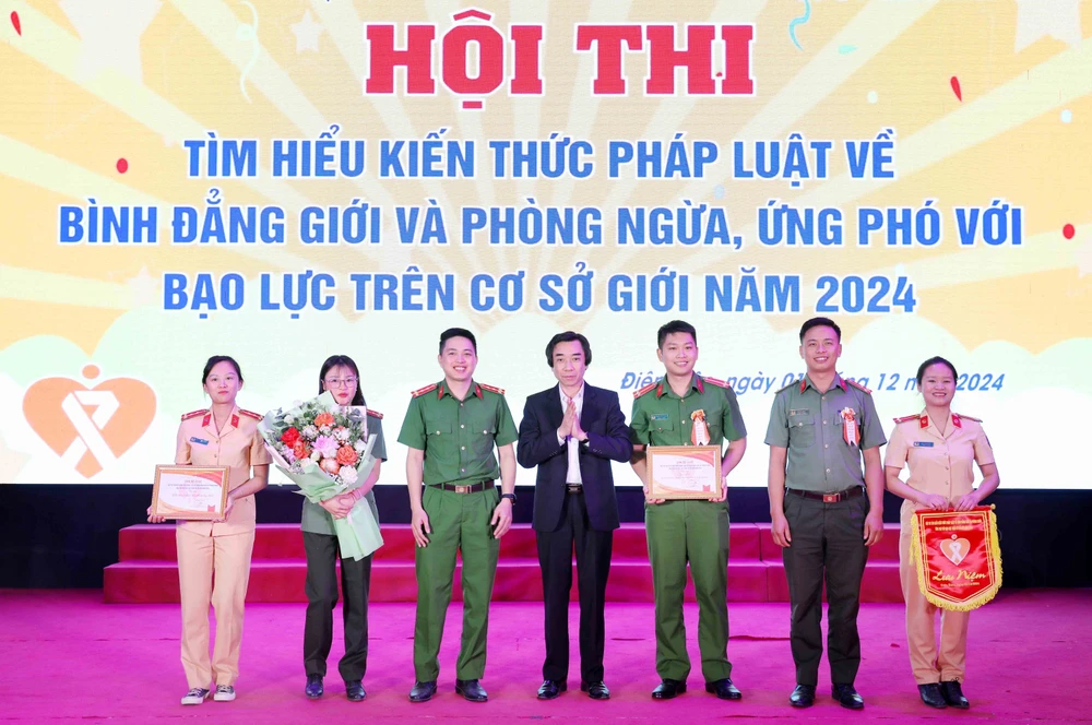 The team from the public security division of Dien Bien district win the first prize of the contest. (Photo: VNA)