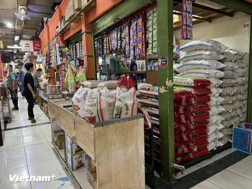 A rice shop at the Santa market in Selong district of Jakarta, Indonesia (Photo: VietnamPlus)