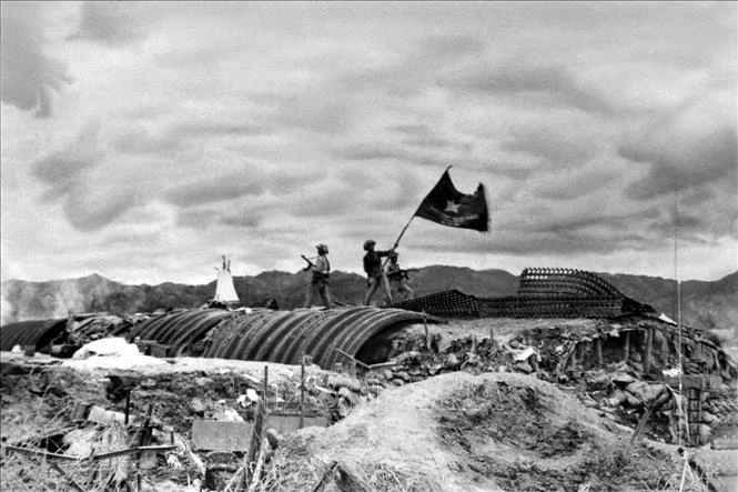 Le drapeau de l'Armée vietnamienne flotte au sommet du tunnel de commandement du général français De Castries dans l'après-midi du 7 mai 1954, marquant la victoire complète de la campagne de Dien Bien Phu. Photo d'archives : VNA