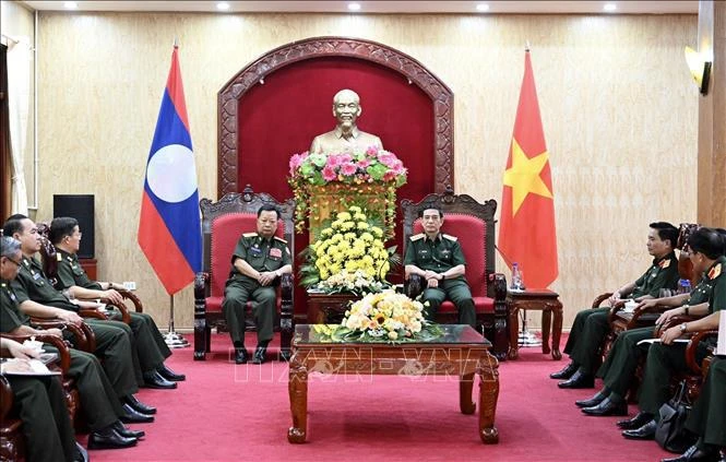 Le ministre de la Défense, Phan Van Giang (droite), et le vice-Premier ministre lao et ministre de la Défense, Chansamone Chanyalath. Photo: VNA