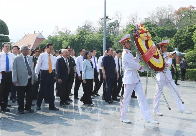 La délélgation des dirigeants et anciens dirigeants du Parti et de l'État offre des fleurs en mémoire des Héros morts pour la Patrie au Cimetière national des martyrs A1 dans la province de Dien Bien. Photo: VNA