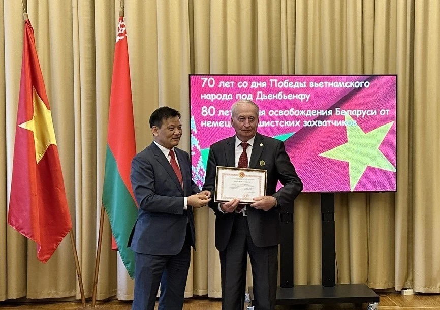 L'ambassadeur du Vietnam en Biélorussie Nguyen Van Ngu (gauche) remet des satisfecit à des Biélorusses ayant de nombreuses contributions au renforcement de l'amitié entre les deux pays. Photo: VNA