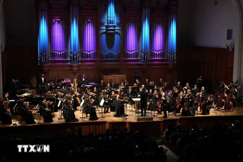 L'Orchestre symphonique académique d'État de Moscou (MGASO), interprète une composition de Le Tu Minh. Photo: VNA