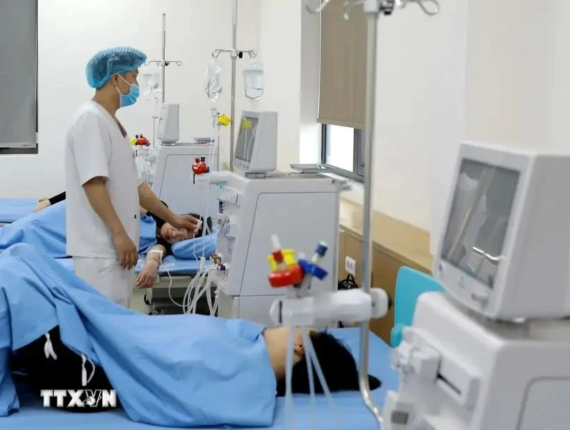 Des personnes intoxiquées sont traitées à l'hôpital d'amitié Lac Viet. Photo: VNA