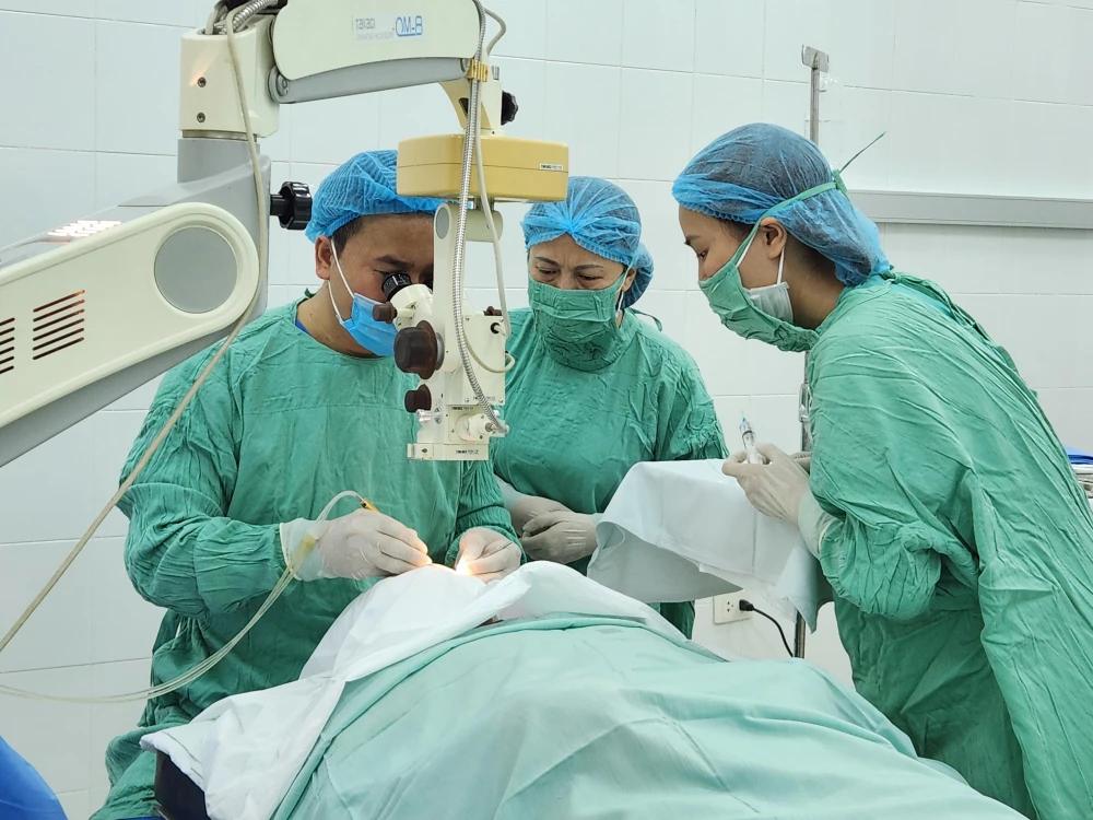 Intervention chirurgicale pour un habitant du district de Nam Dong, province de Thua Thien-Hue. Photo: VNA