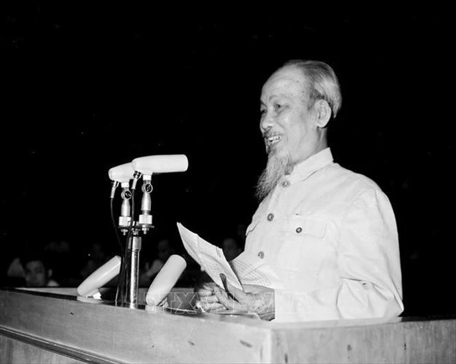 Le Président Hô Chi Minh prend la parole lors de la séance d'ouverture de la 2e session de la 3e Assemblée nationale, le 7 avril 1965. Photo: archives