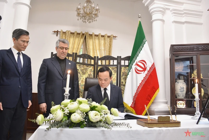 Le vice-Premier ministre Tran Luu Quang écrit ses condoléances dans le registre de condoléances à l'ambassade de l'Iran à Hanoï. Photo: VNA