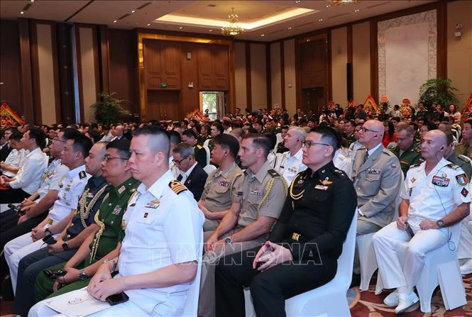 Des attachés militaires participent à l'événement. Photo: VNA