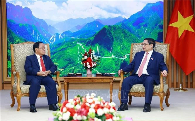 Le Premier ministre Pham Minh Chinh (droite) et Khamphan Phommathat, président de la Commission de contrôle du CC du PPRL, chef du Comité central de prévention et de lutte contre la corruption, inspecteur général de l’État du Laos. Photo: VNA