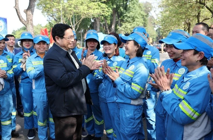 Le Premier ministre Pham Minh Chinh rend visite et adresse ses voeux du Tet à des ouvriers d'assainissement. Photo: VNA