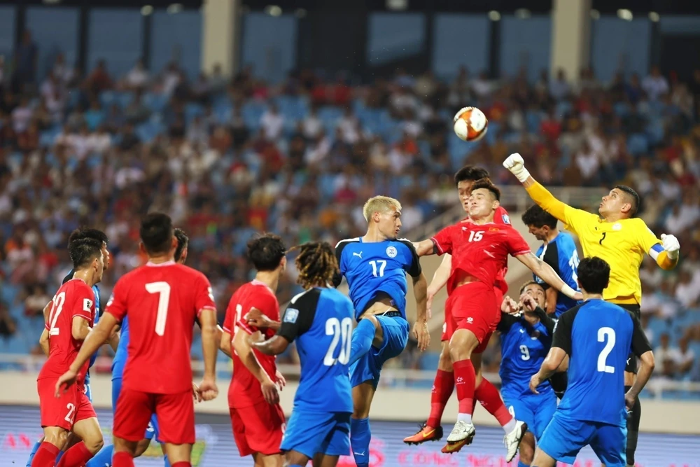 Une attaque de l'équipe vietnamienne devant le but des Philippines. Photo : VNA