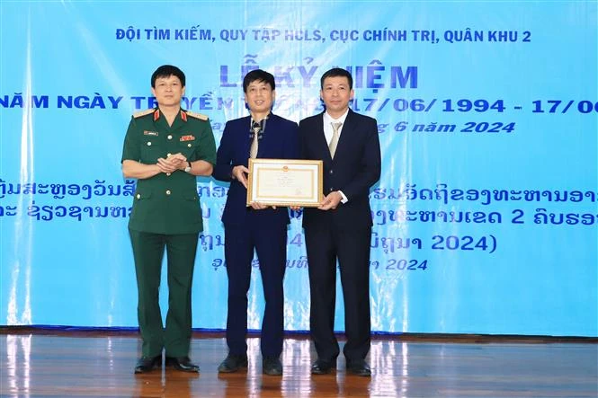 Des représentants du ministère vietnamien de la Défense et d'Oudomxay remettent un satisfecit à l'équipe l'équipe de recherche et de collecte des restes des soldats tombés de la région militaire 2, au Laos. Photo: VNA