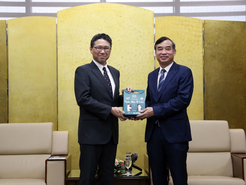 Le président du Comité populaire de la ville de Da Nang, Le Trung Trinh (droite), offre un cadeau souvenir au consul général du Japon à Da Nang, Mori Takero. Photo: VNA