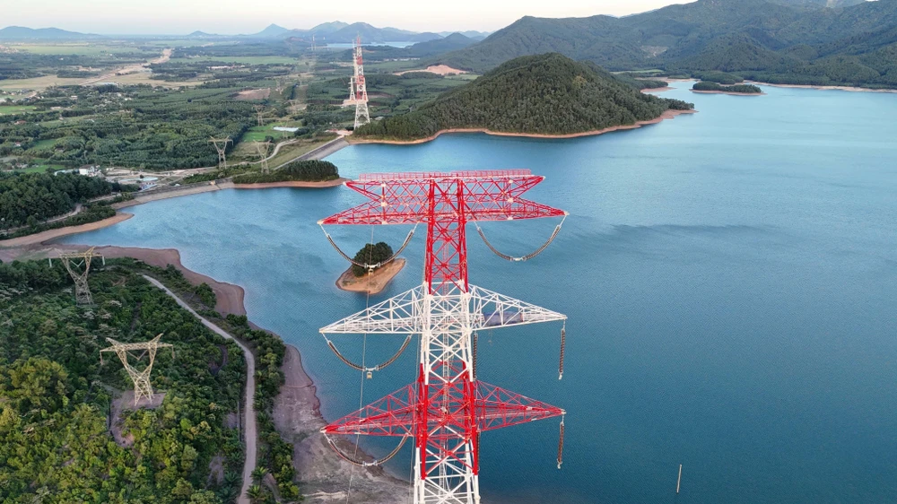 Construction des pylônes électriques les plus hauts de la ligne 500 kV du circuit 3