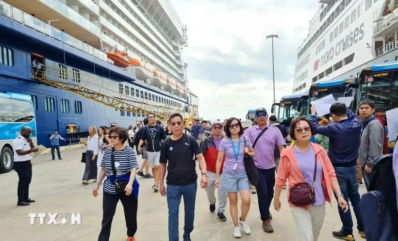 Les croisiéristes internationaux arrivent au port de croisière international d’Ha Long. Photo : VNA