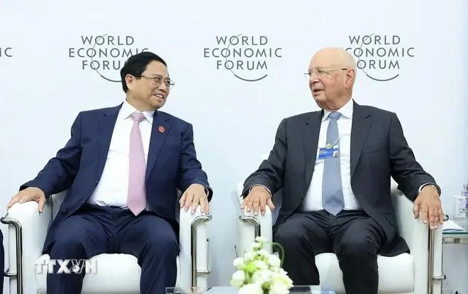 Le Premier ministre Pham Minh Chinh (gauche) et le professeur Klaus Schwab, fondateur et président exécutif du Forum économique mondial. Photo: VNA