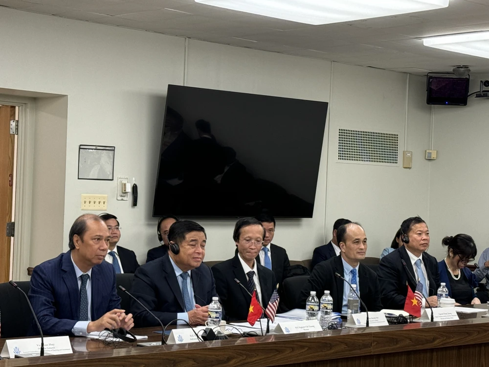 Le ministre vietnamien du Plan et de l'Investissement Nguyen Chi Dung et la délégation vietnamienne au dialogue. Photo: VNA