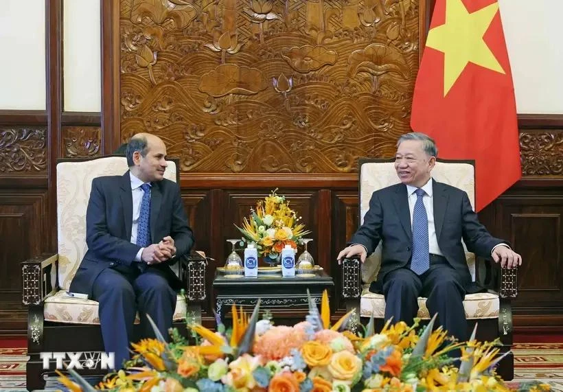 Le président To Lam (droite) reçoit l'ambassadeur de l'Inde au Vietnam, Sandeep Arya. Photo: VNA