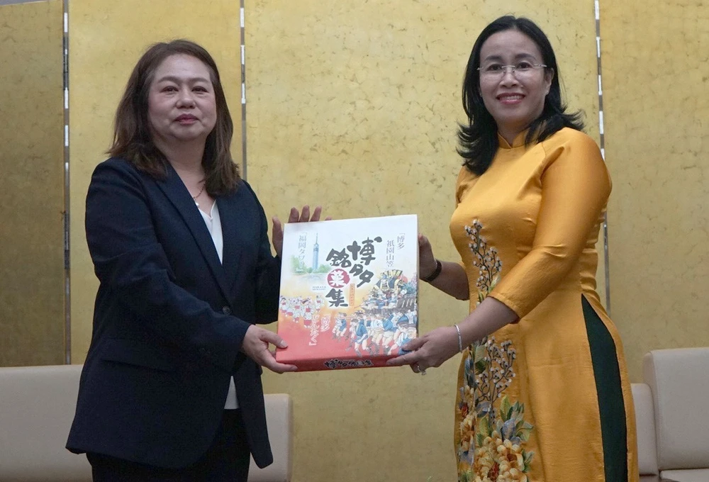 La vice-présidente du Comité populaire de la ville de Da Nang, Nguyen Thi Anh Thi (droite), offre un cadeau à la vice-présidente de l'Université préfectorale de Nagasaki, Satomi Iwashige. Photo: VNA