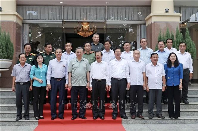 Le président To Lam (premier rang, 3e à partir de la gauche) et les autorités de la province d'An Giang. Photo: VNA