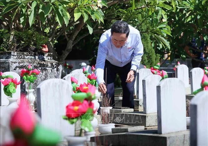 Le président de l'Assemblée nationale, Tran Thanh Man, offre de l'encens sur les tombes des martyrs au cimetière international des Morts pour la Patrie Vietnam - Laos. Photo: VNA