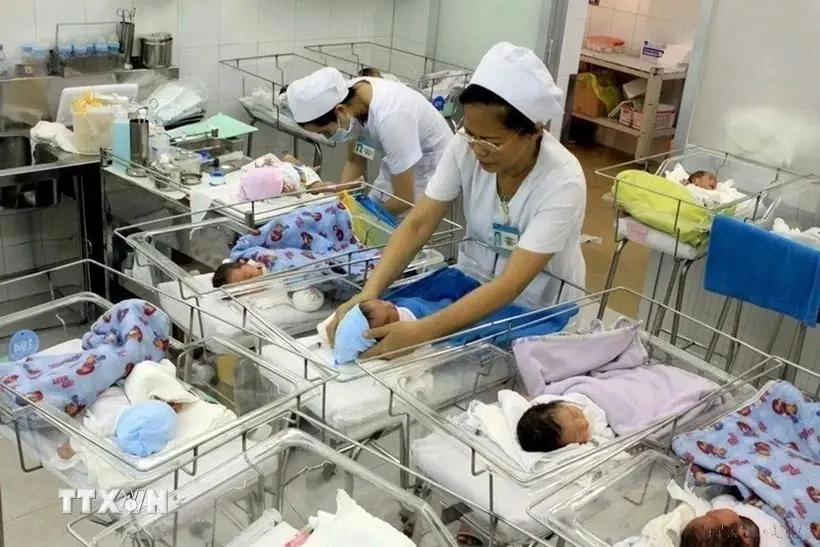 Des examens médicaux sur la nutrition infantile pour les enfants de l'ethnie Bru - Van Kieu du district de Le Thuy, province de Quang Binh. Photo: VNA 