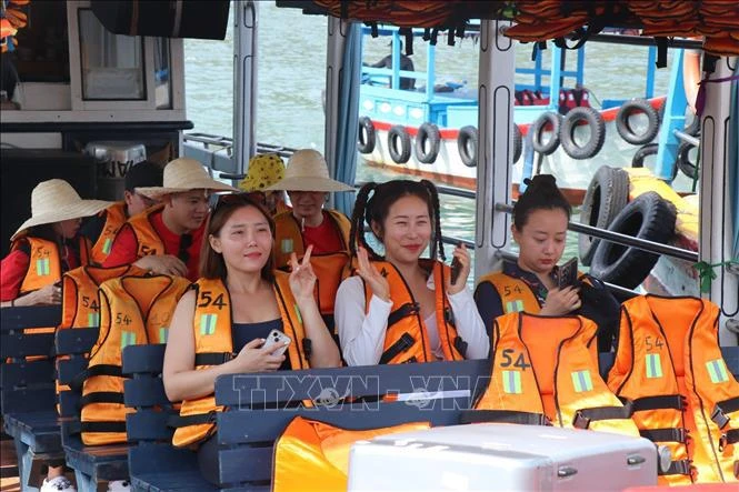 Des touristes sud-coréens visitent une île de Nha Trang. Photo: VNA