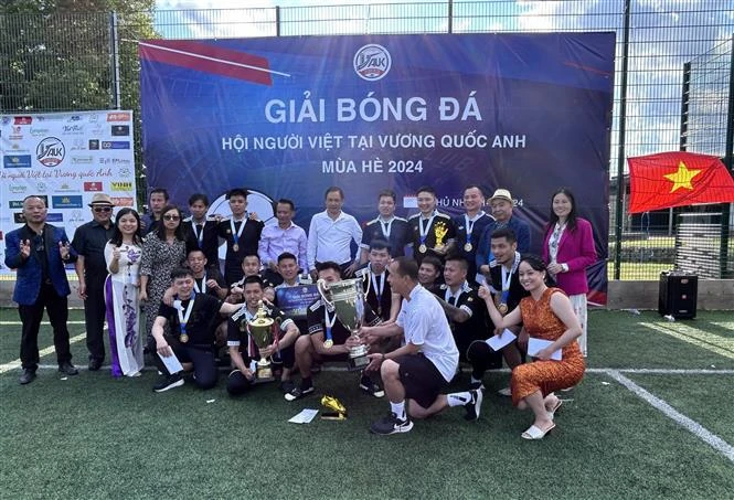 L'équipe Xom remporte le titre de champion du tournoi de football d'été. Photo: VNA