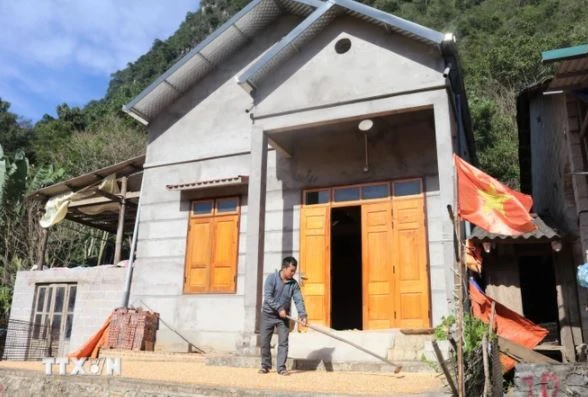 Une nouvelle maison est construite dans le cadre du programme d'élimination des logements temporaires et délabrés dans tout le pays. Photo: VNA