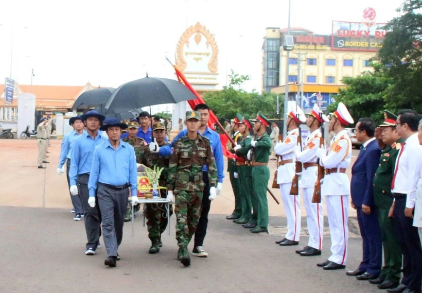 Cérémonie d'accueil de 130 restes de martyrs volontaires vietnamiens tombés au Cambodge à Long An. Photo: VNA