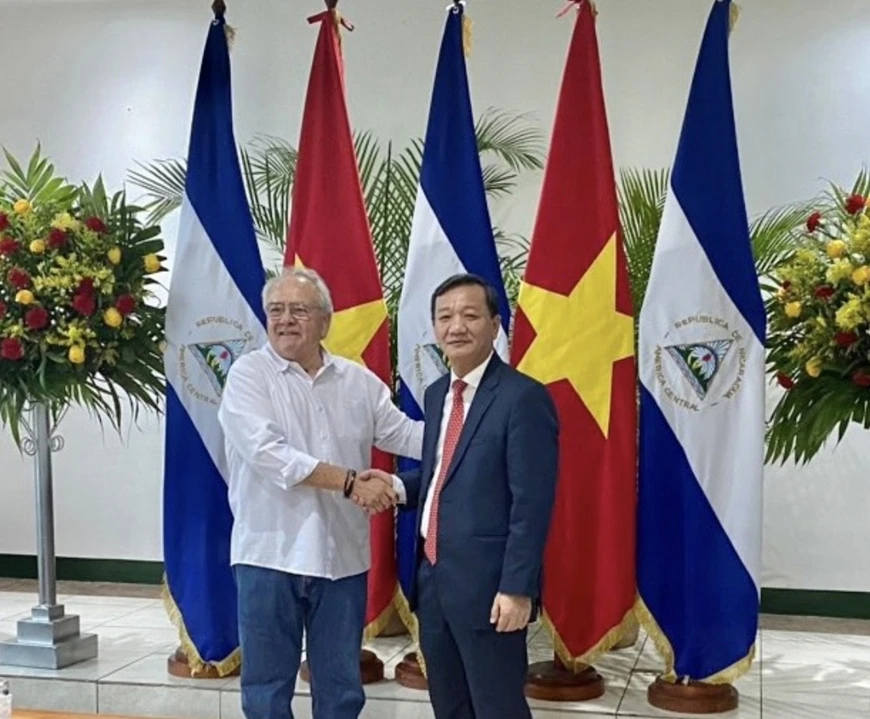 Le vice-président de la Commission centrale des relations extérieures Nguyen Minh Tam (droite) et le président de l'Assemblée nationale Gustavo Porras. Photo: VNA