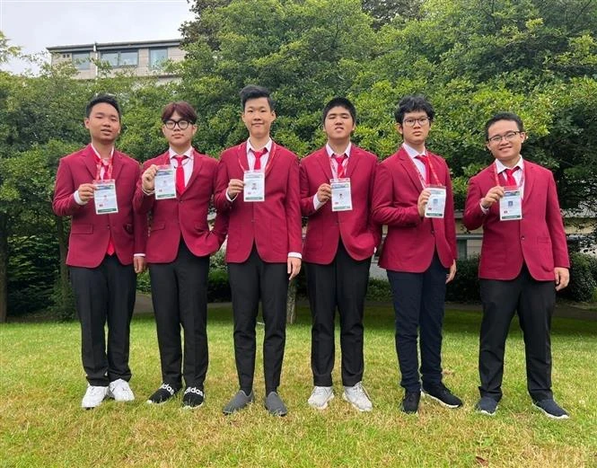 La délégation vietnamienne de six élèves obtient des résultats impressionnants aux Olympiades internationales de mathématiques (OMI) 2024. Photo: VNA