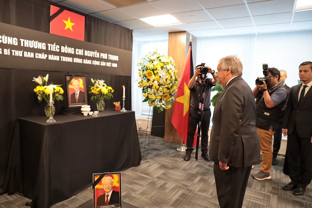 Le secrétaire général de l'ONU Antonio Guterres rendu hommage au secrétaire général Nguyen Phu Trong. Photo: VNA